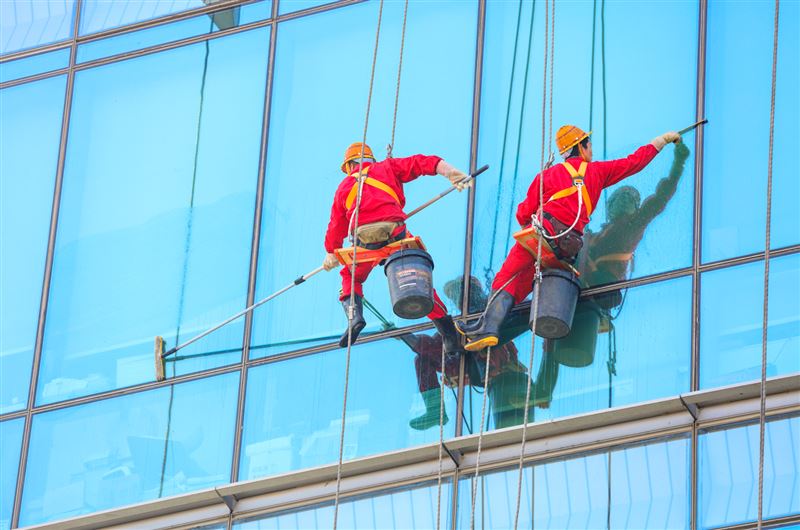 高空作业外墙清洗:严守标准规范 筑牢安全专业防线